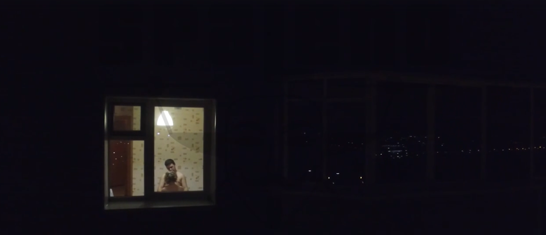 Камера через окно. Заглядывая в окна домов. Подсмотренное в окнах домов. Квадрокоптер у окна. Подглядываем в ночные окна.