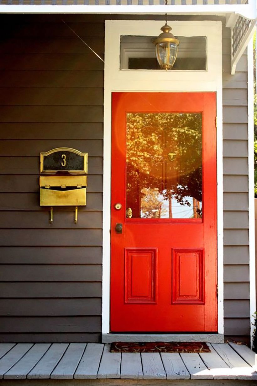 Красная входная дверь