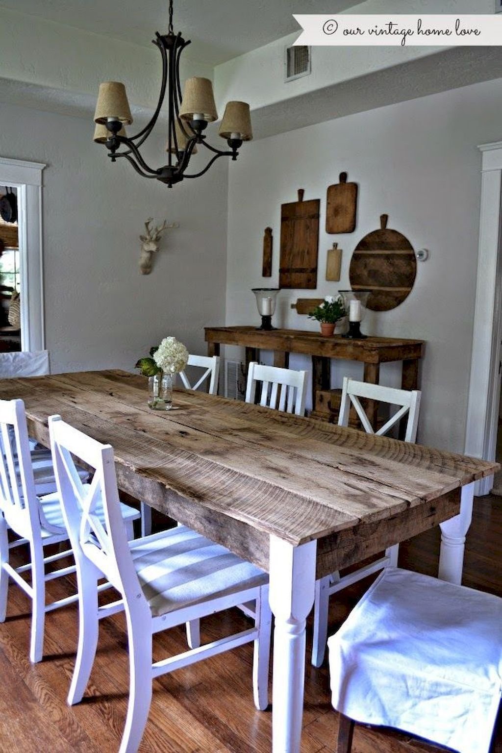 Обеденный стол в деревенском стиле