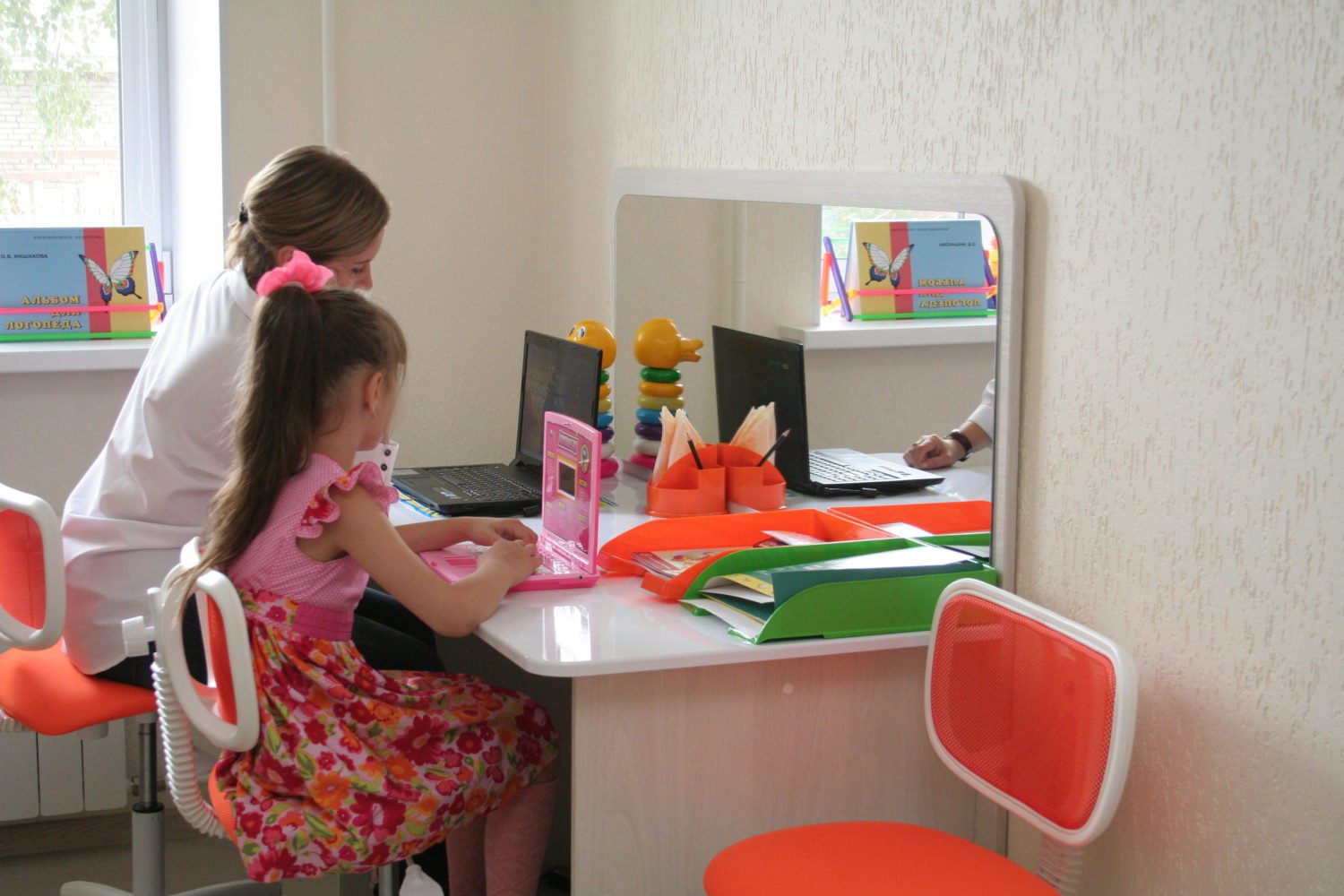 Детский логопед москва. Логопед 45 Курган. Логопедический стол с зеркалом для детского сада. Стол парта логопедическая с зеркалом. Логопедические столы с зеркалом для детей.
