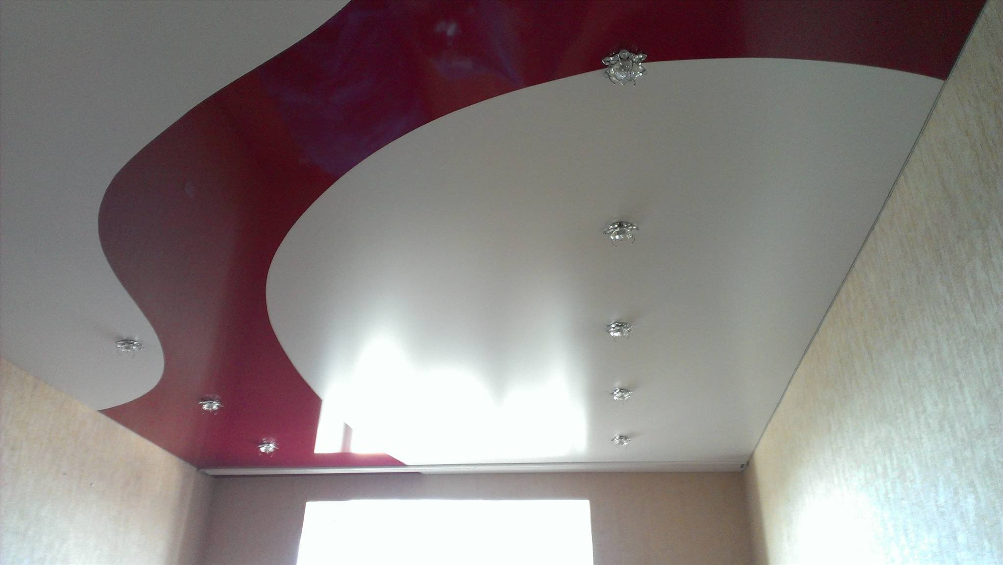 Спайка 24. Комбинированные натяжные потолки. Двухцветные натяжные потолки. Потолок спайка. Комбинированный подвесной потолок.
