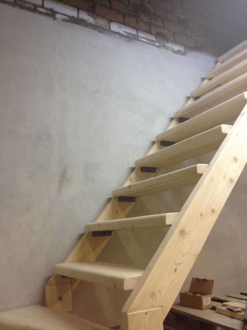 Угловая лестница в подвал