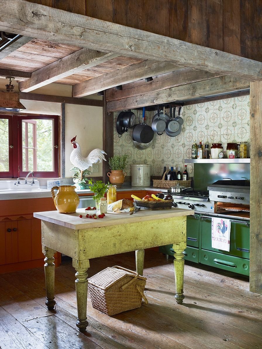 Кухня в старинном деревенском стиле