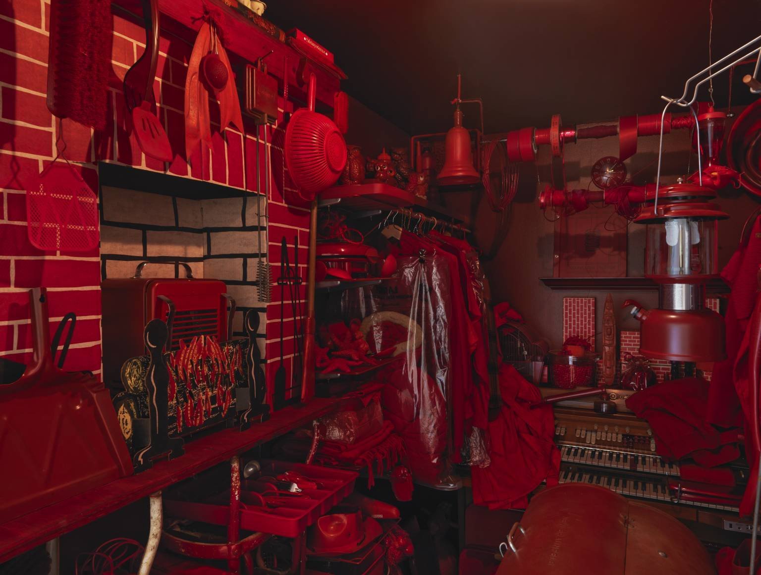 Включи red room. Red Room" красная комната  (1999) ужасы ". Красные комнаты в закулисье. Красная комната арты. Ред комната.