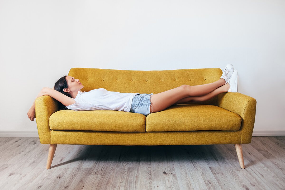 Картинки лежа на диване. Диван лежачий. Человек отдыхает на диване. Лежит на диване. Женщина отдыхает на диване.