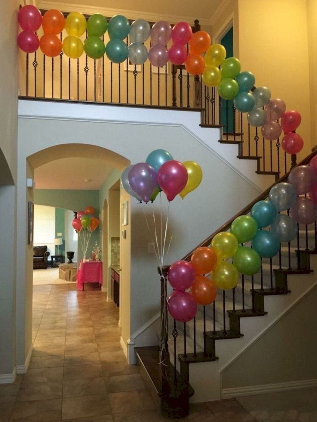 Как украсить шариками день рождения. Украшение шарами. Украшение комнаты шарами на день рождения. Украсить лестницу. Украсить комнату шариками.