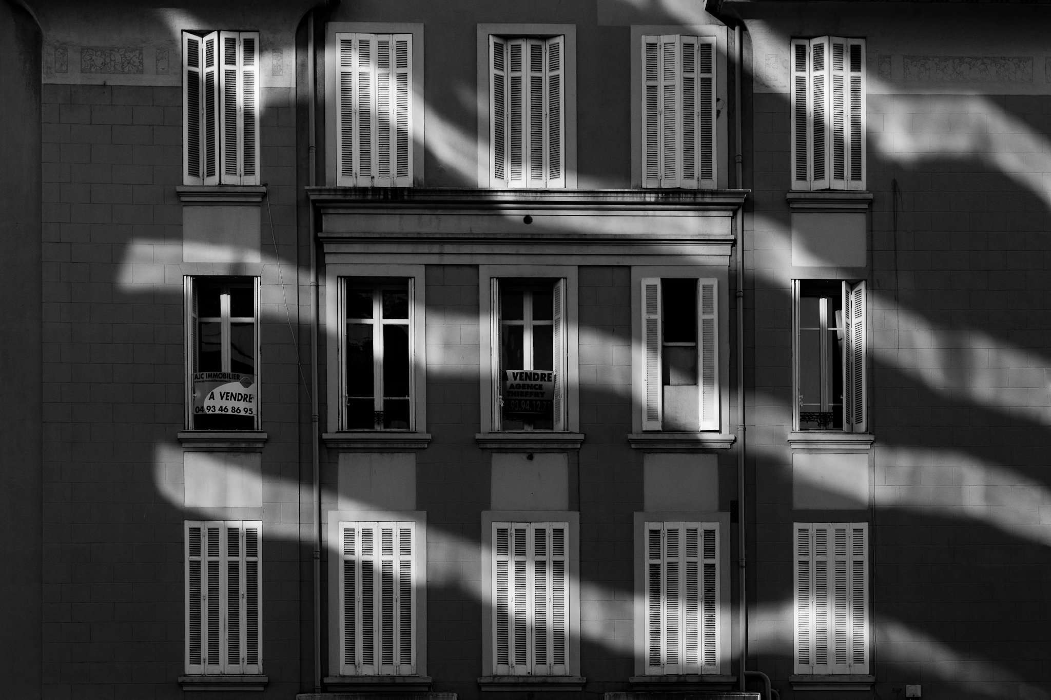 Тени зданий. Свет и тень в архитектуре. Тени на окнах фасада. Тень здания. Тень от здания.