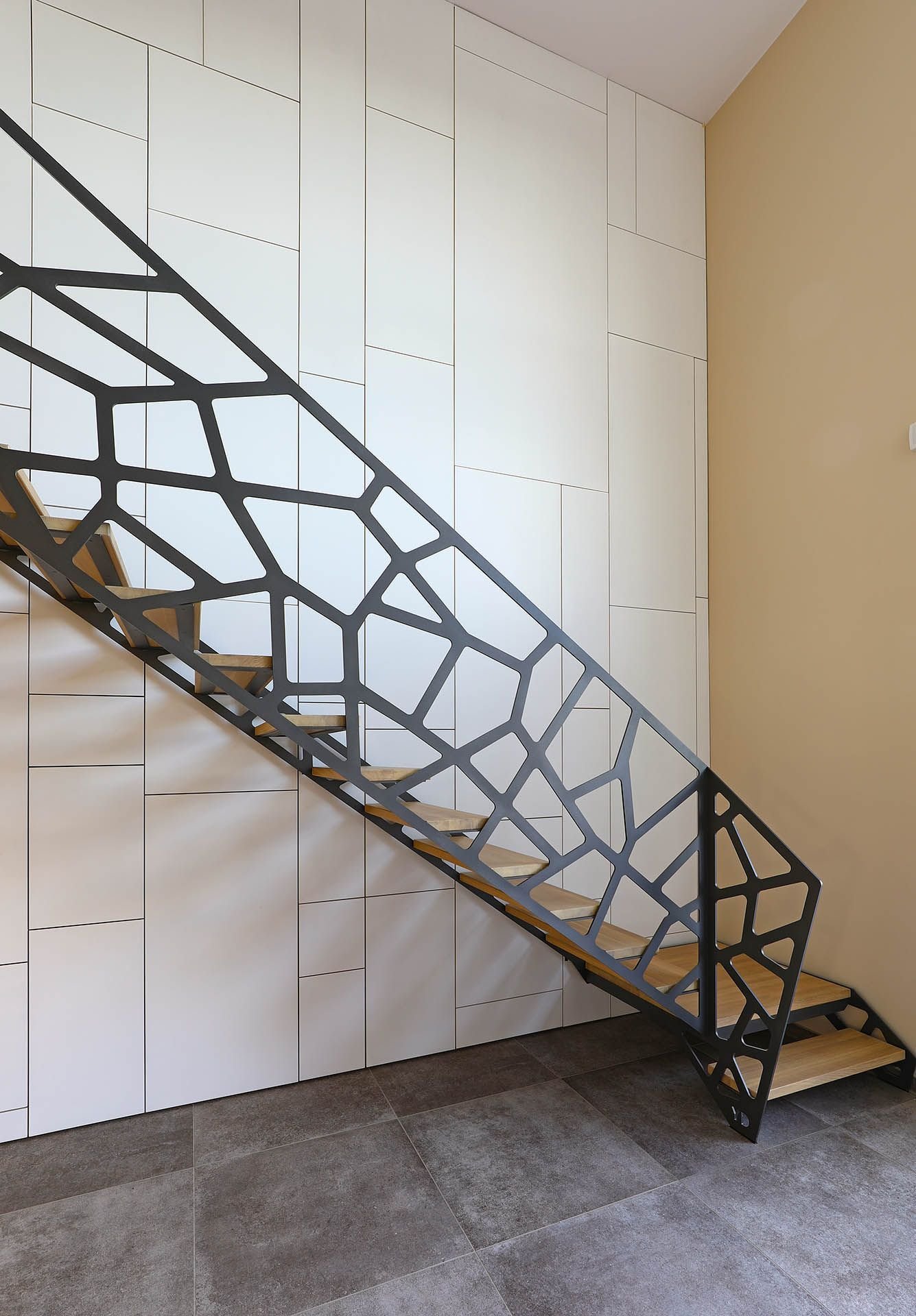 Ремонт металлических лестниц. Перилла Loft. Металлическая лестница. Ограждение для лестницы из металла. Лестничные перила из металла.