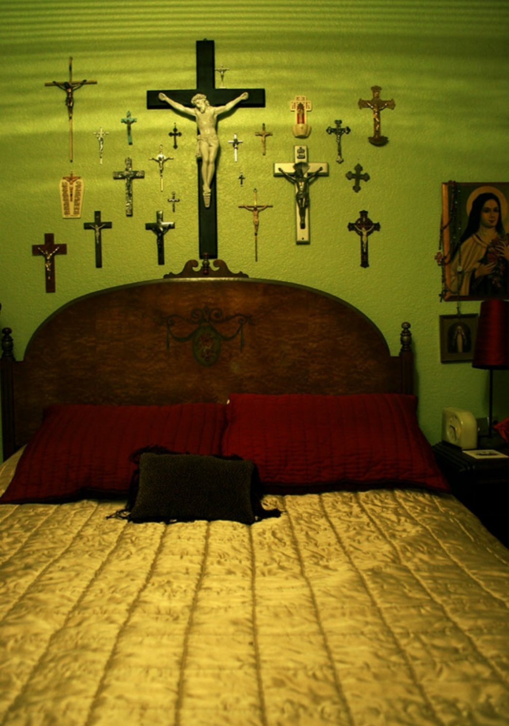 Крест над кроватью