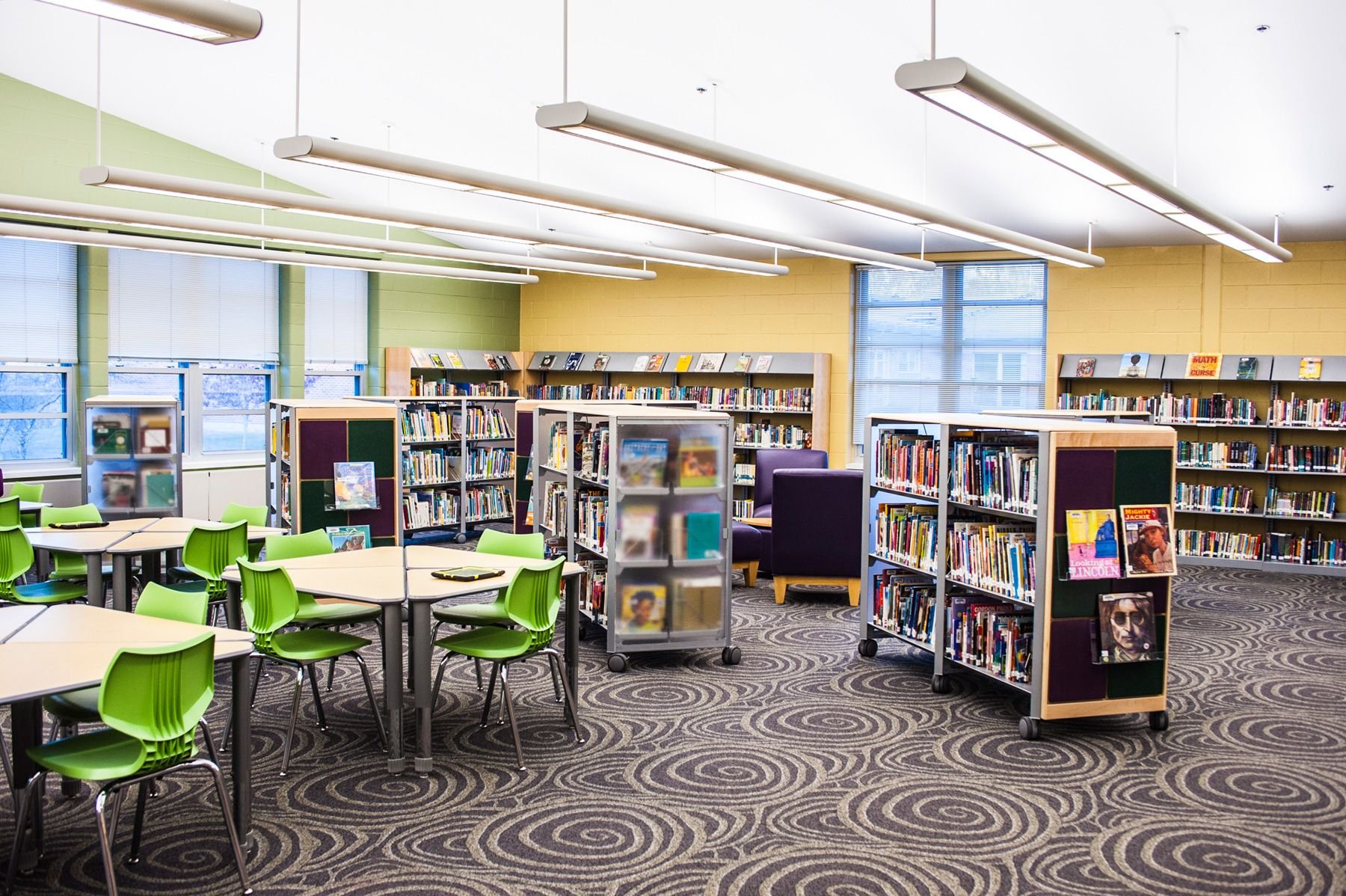 Какие залы в библиотеке. Современная Школьная библиотека. Мебель для читального зала. Интерьер библиотеки в школе. Мебель для читального зала детской библиотеки.