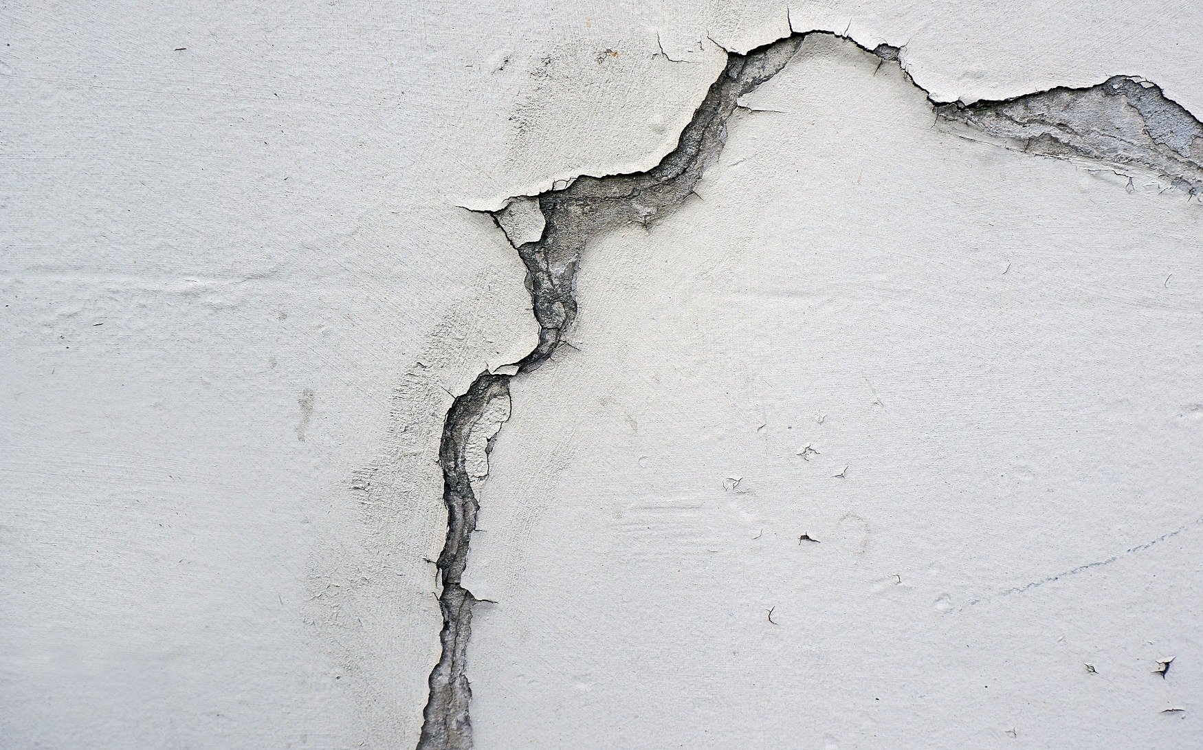 Вертикальная трещина в стене. Бетонная стена. Трещины в бетоне. Трещины в монолитной стене. Бетонная стена текстура.