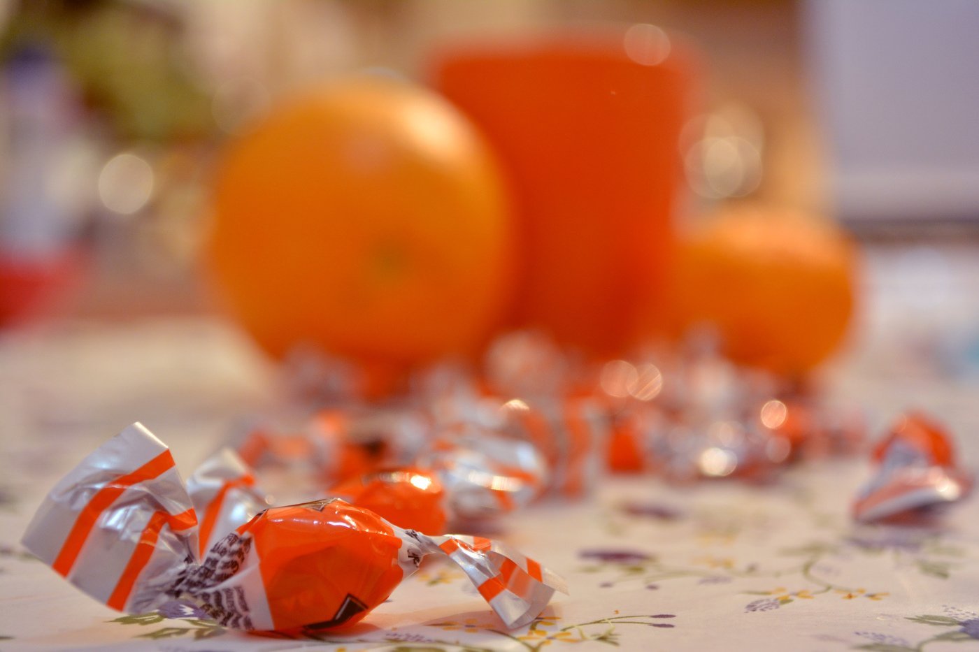 Включи 3 оранжевая. Оранжевые сладости. Сладости оранжевого цвета. Оранжевые конфеты. Оранжевое настроение.