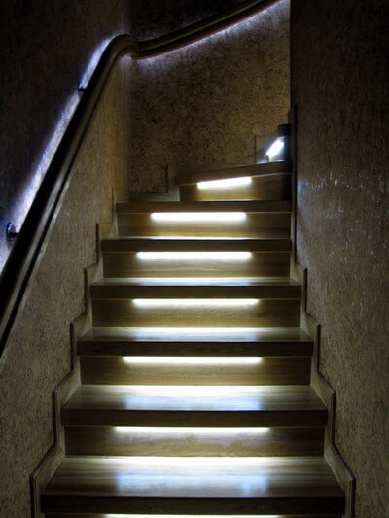 Светодиодная лента на ступени лестницы