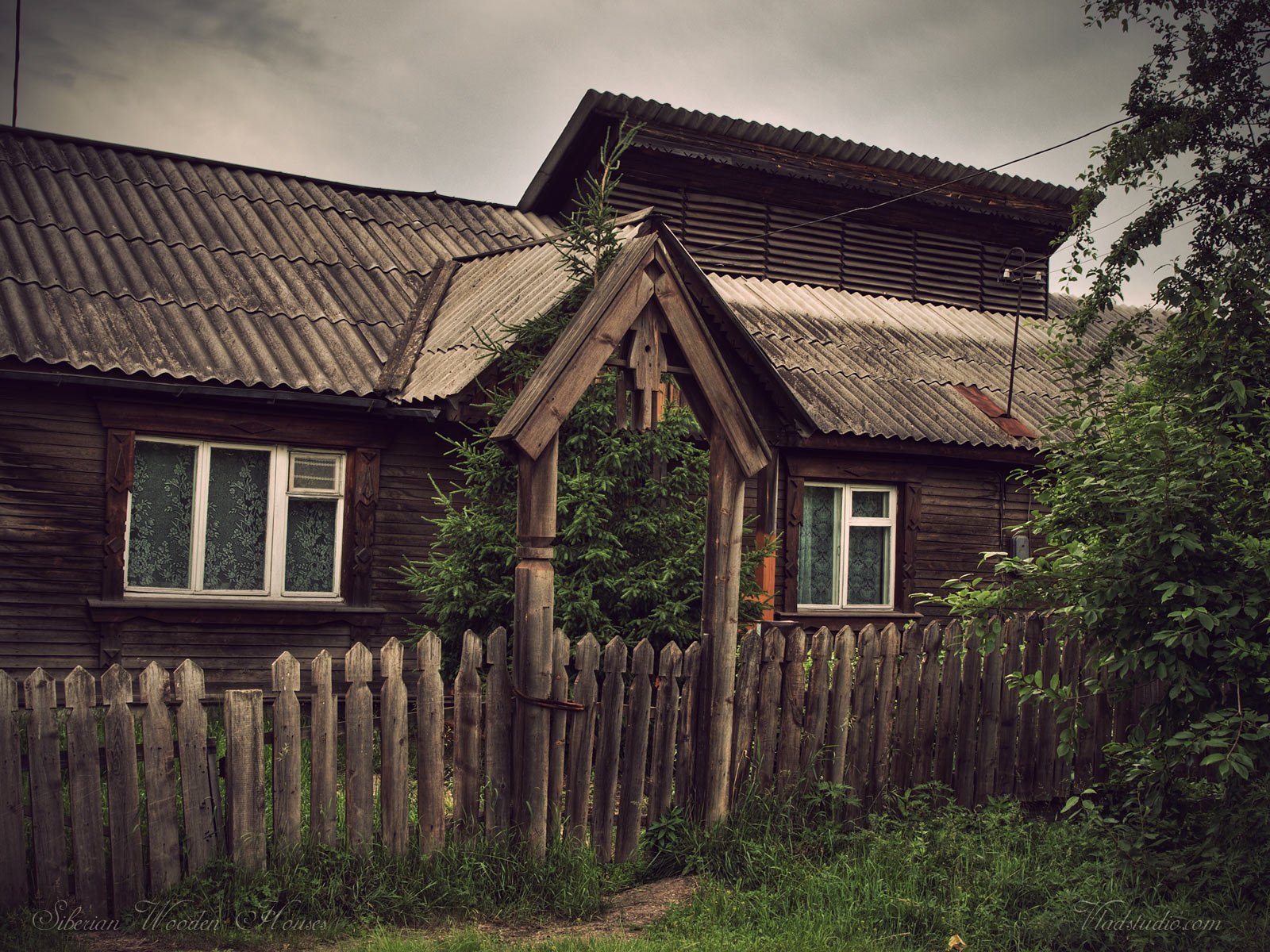 Дома старого образца. Старый деревянный дом. Старый домик. Деревенский деревянный дом. Маленький деревенский домик.