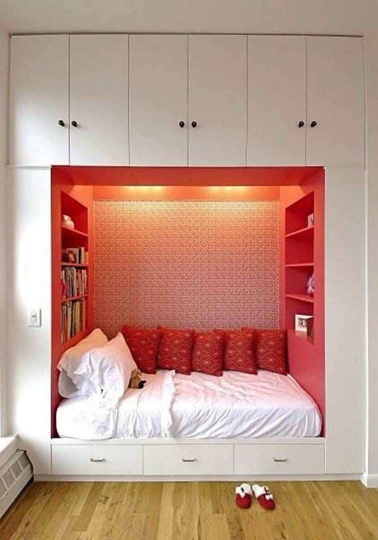 Кровать между двумя шкафами