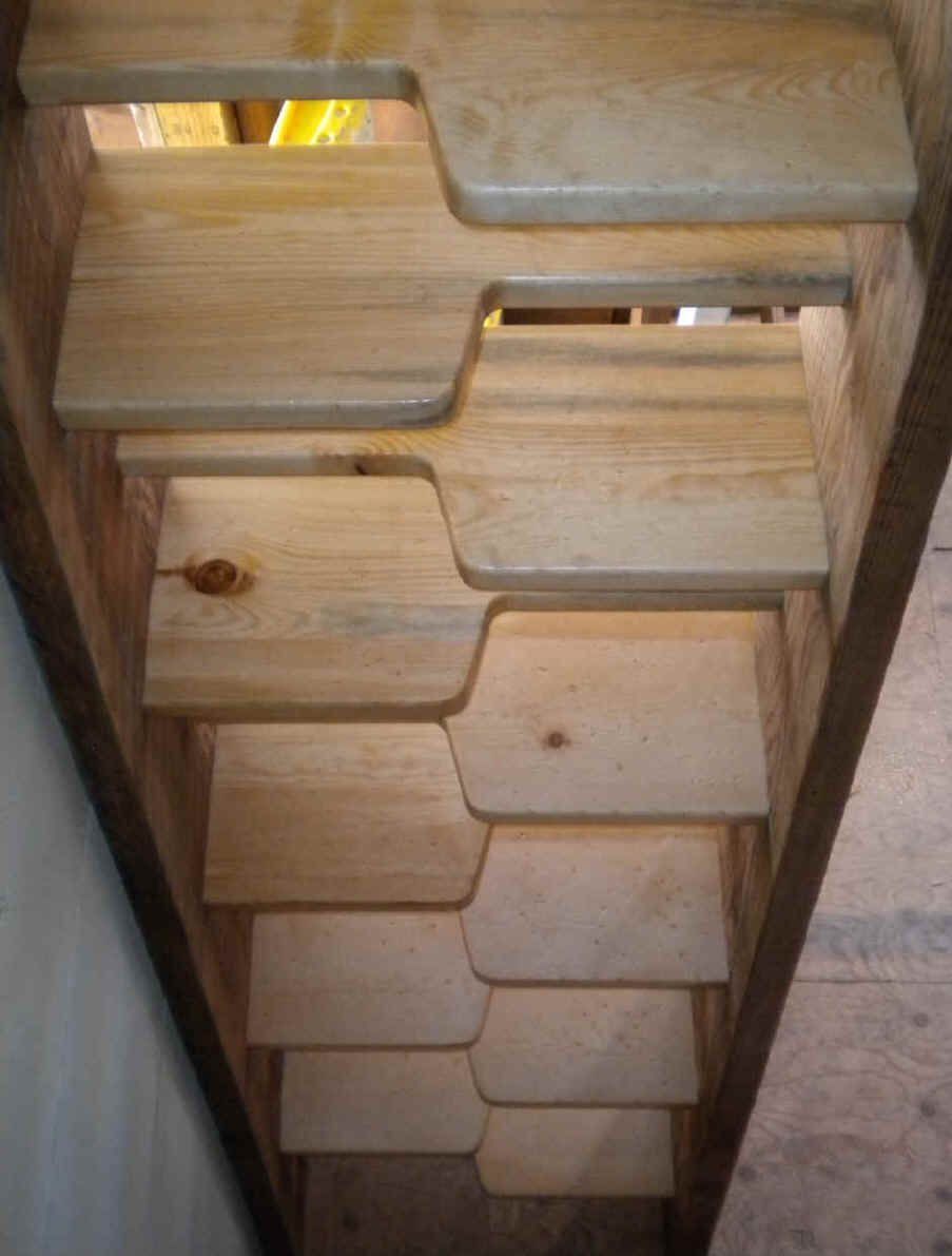 Небольшие деревянные лестницы в погреб