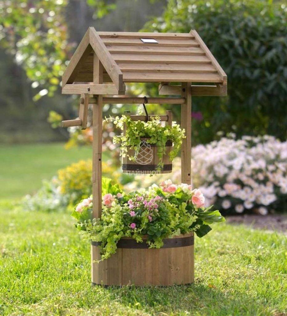 Красивый колодец на даче