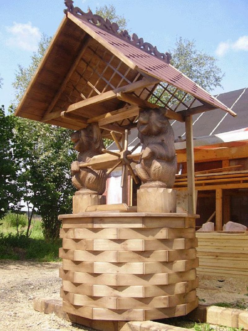 Красивый колодец на даче