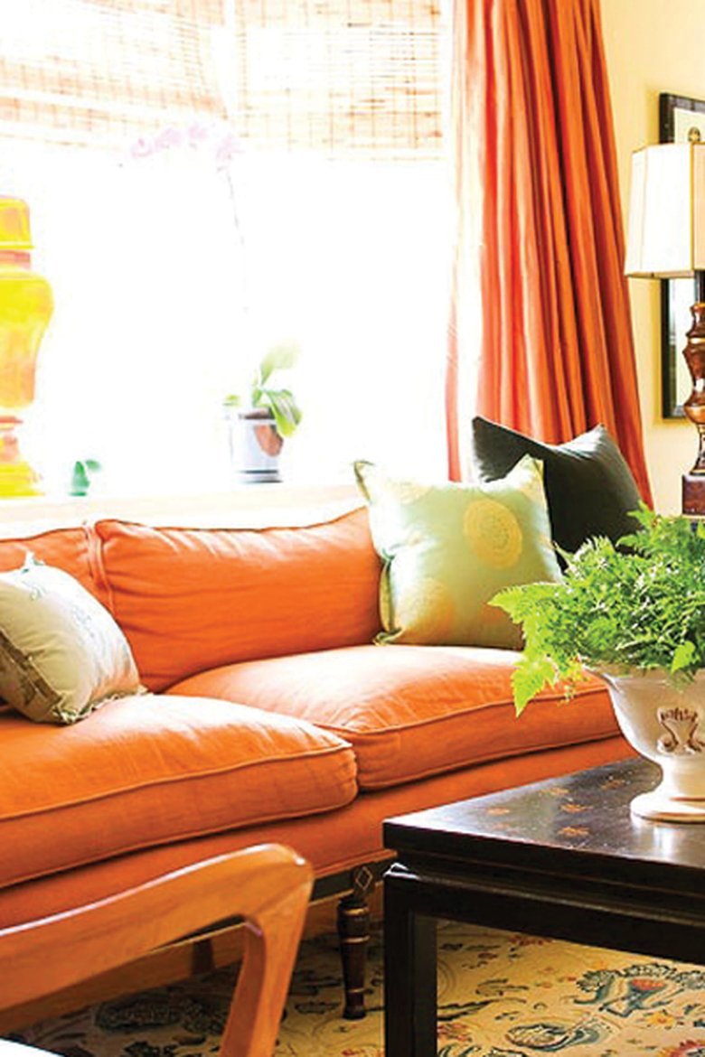 Гостиная с оранжевым диваном