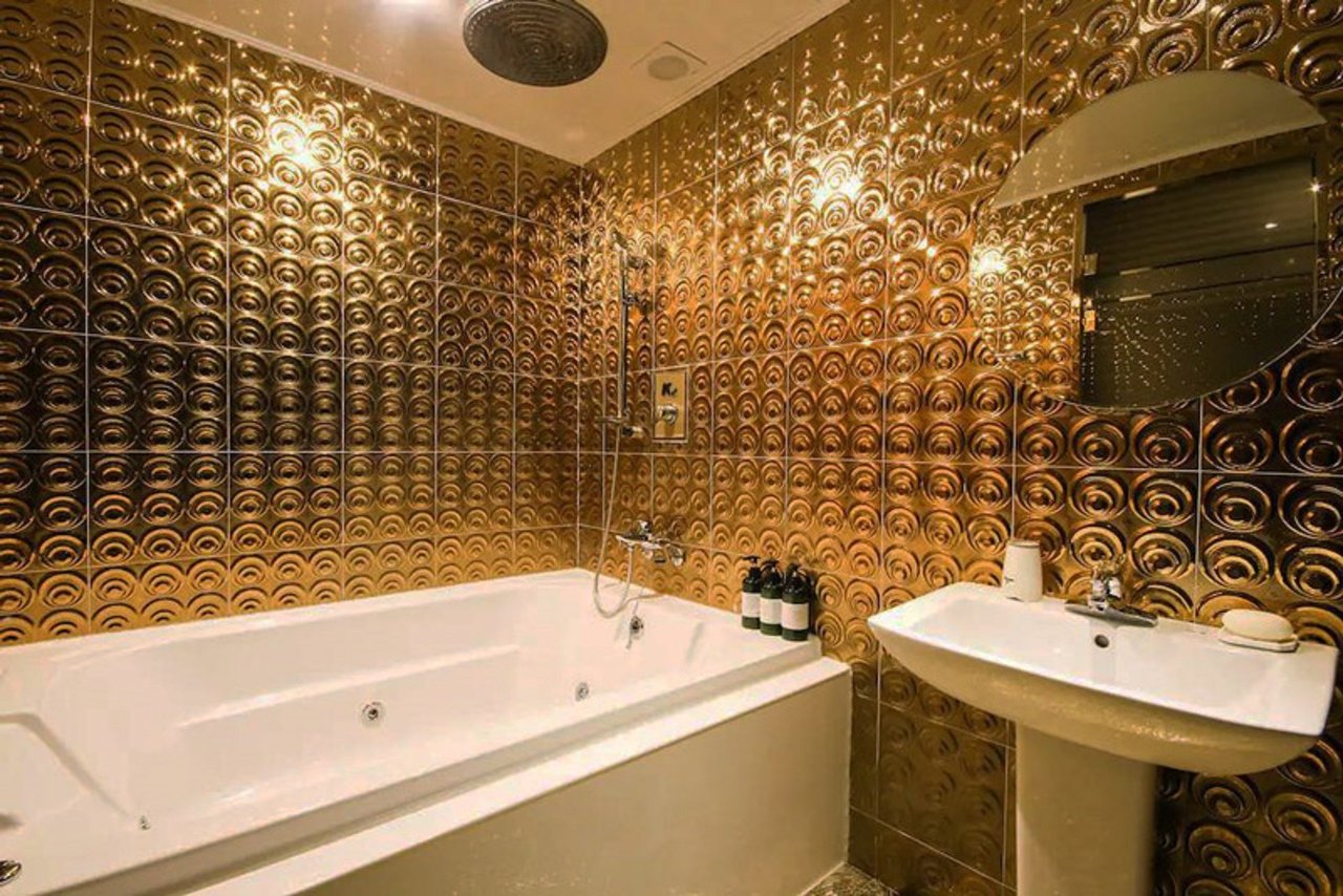 золотая плитка в ванной фото