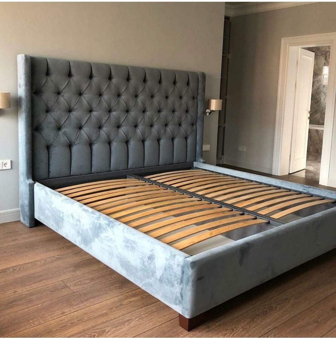 качественная двуспальная кровать с мягким изголовьем