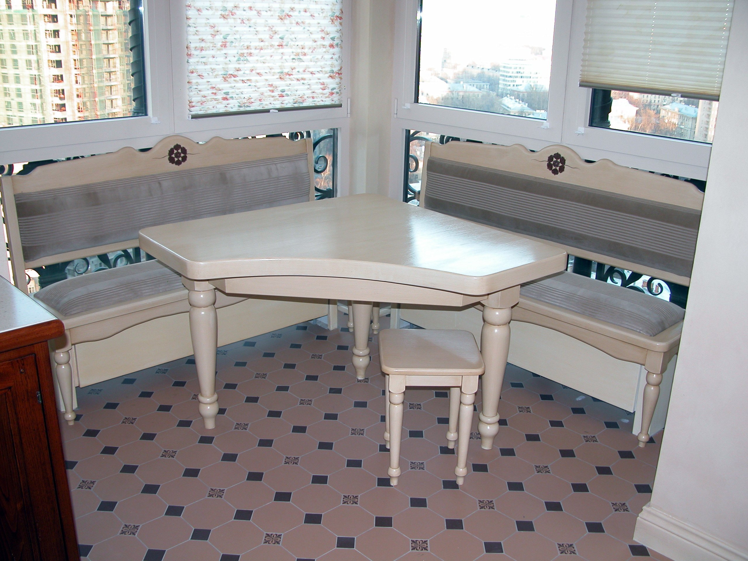 Кухонные столы углом. Кухонный уголок в классическом стиле. Угловой стол на кухню обеденный. Кухонный уголок в стиле Прованс. Уголок кухонный со столом.
