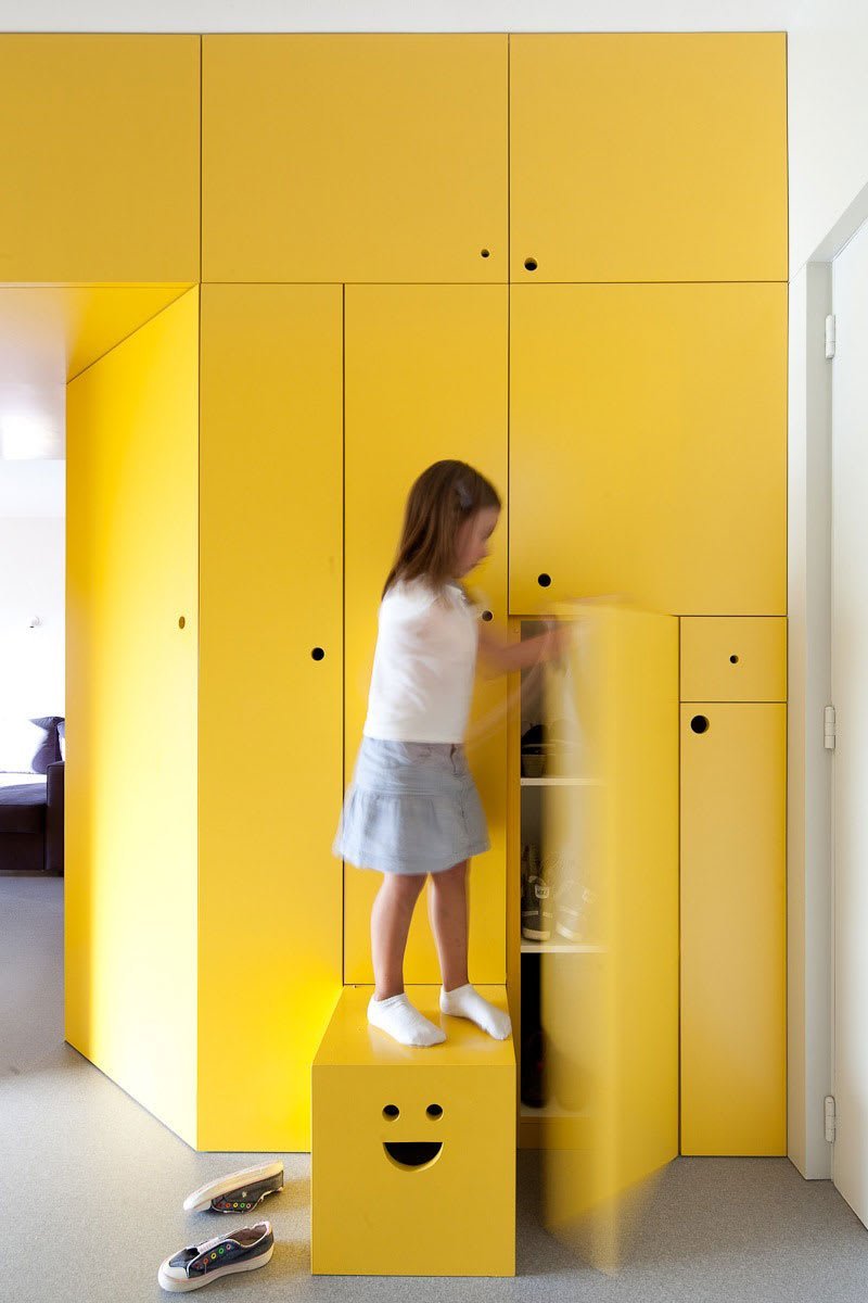 Желтый шкаф в детской