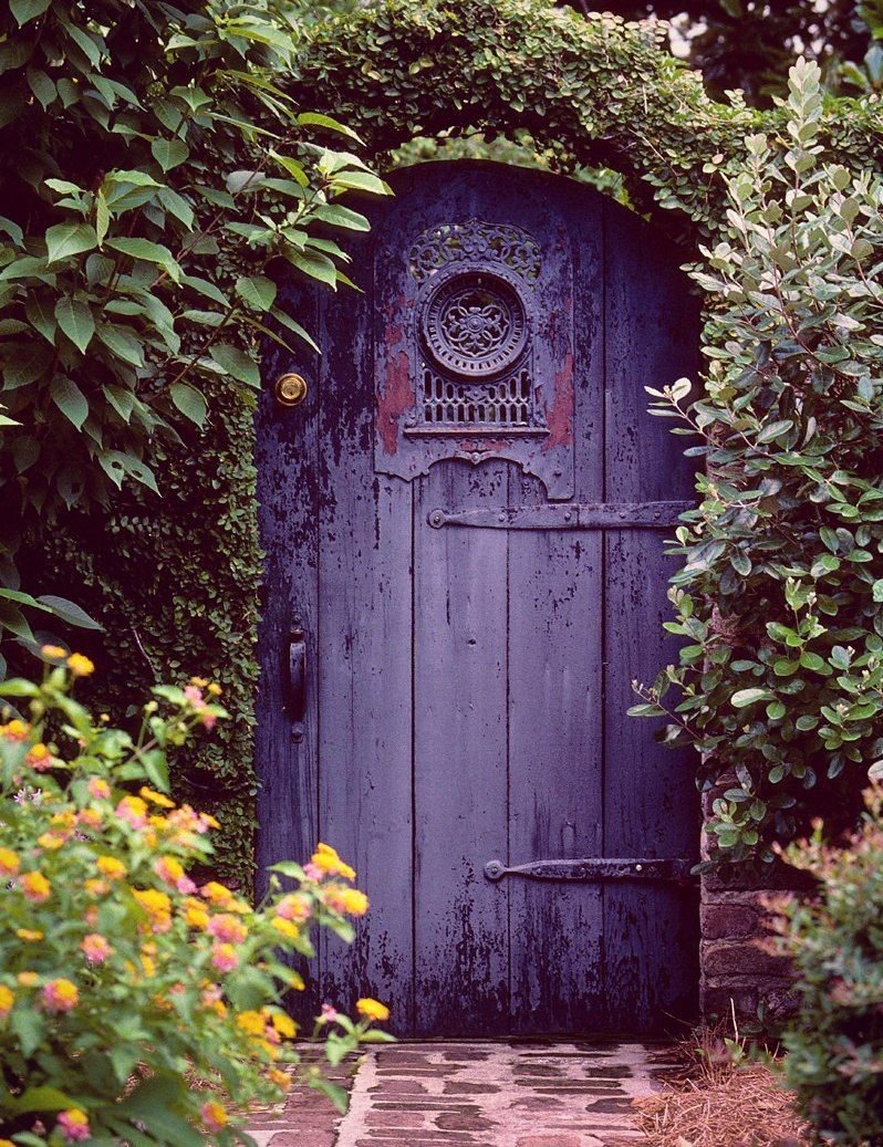 Старая дверь в саду