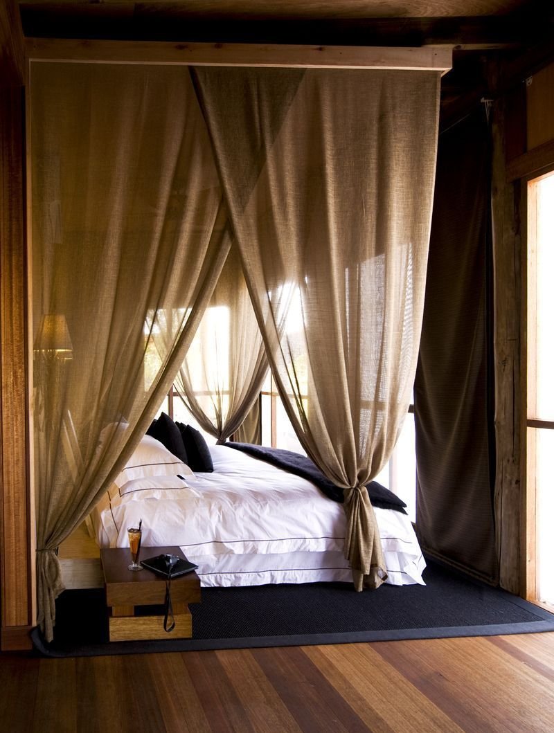 Кровать с балдахином в современном стиле