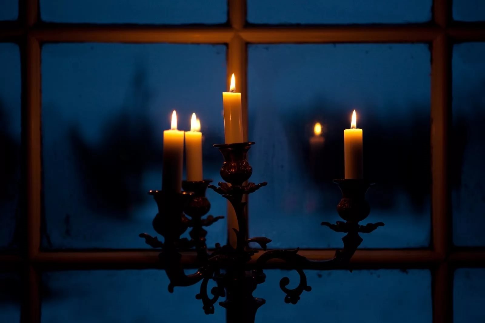 Погасли в окнах свечи. Свеча в окне. Горящие свечи в канделябре. Отражение свечи в окне. Свеча в ночи.