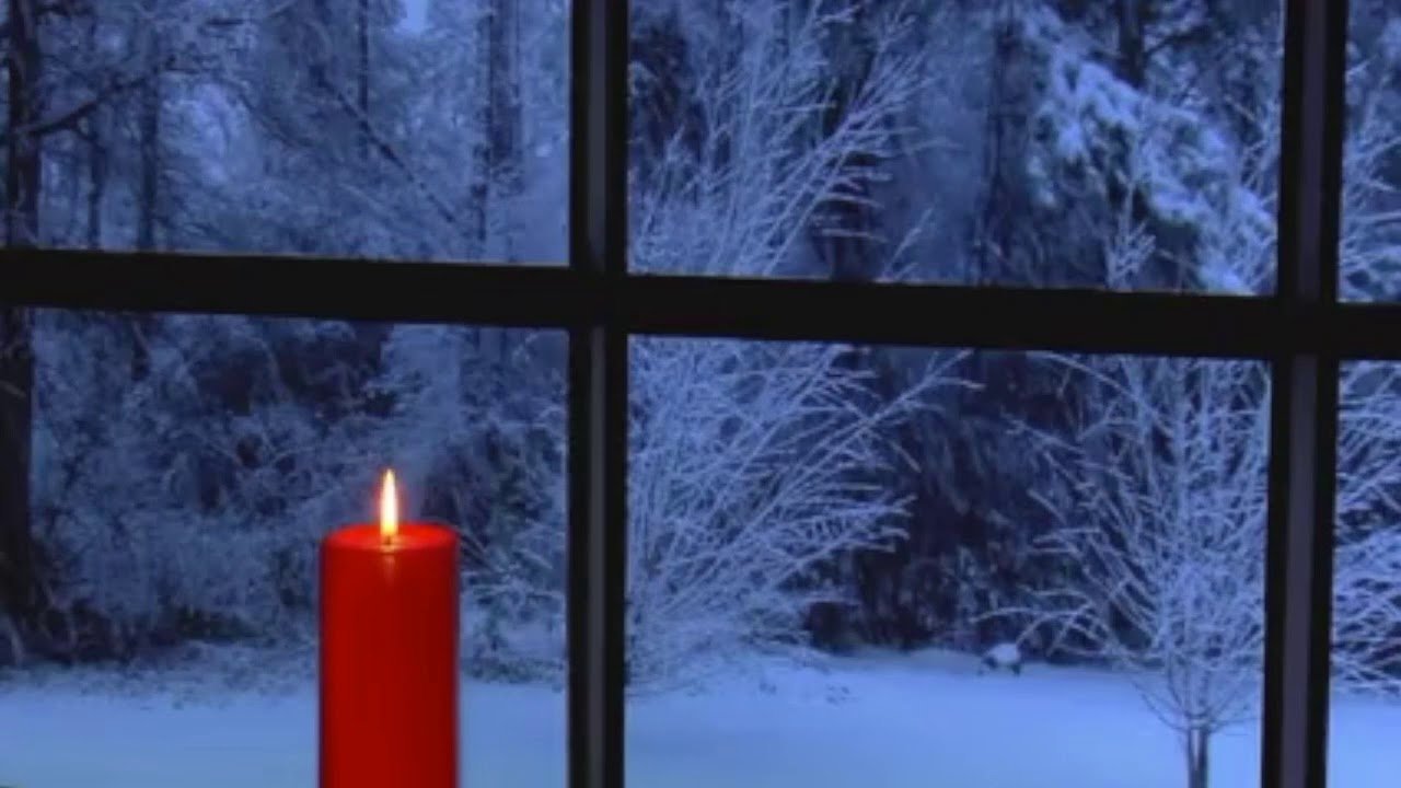 Зимнее окно вечером. Зимнее окно. Снег за окном. Зимний вечер у окна. Свеча на зимнем окне.