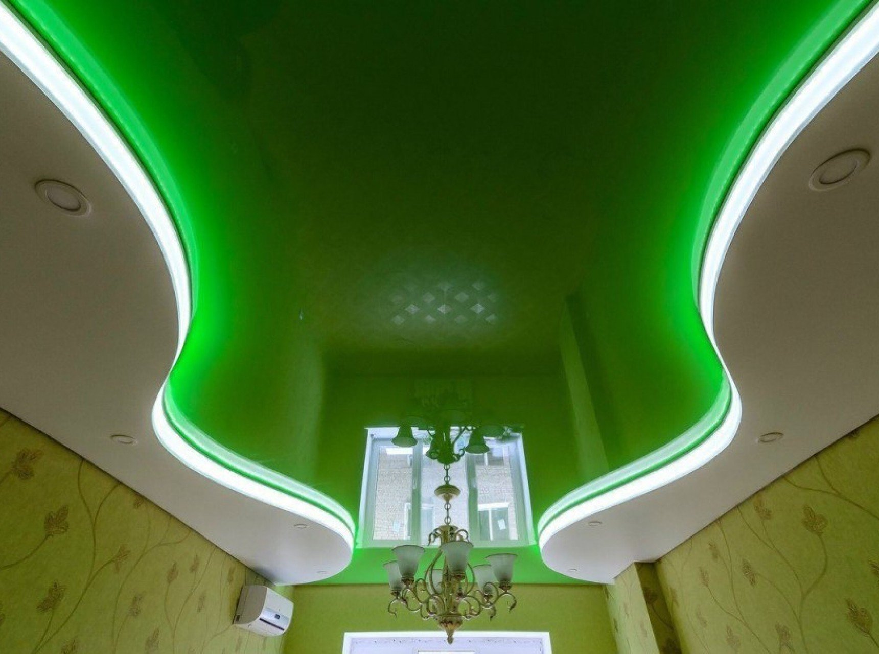 Потолочник потолок. Зеленый натяжной потолок. Салатовый натяжной потолок. Подвесной потолок двухуровневый с подсветкой. Цветные натяжные потолки.