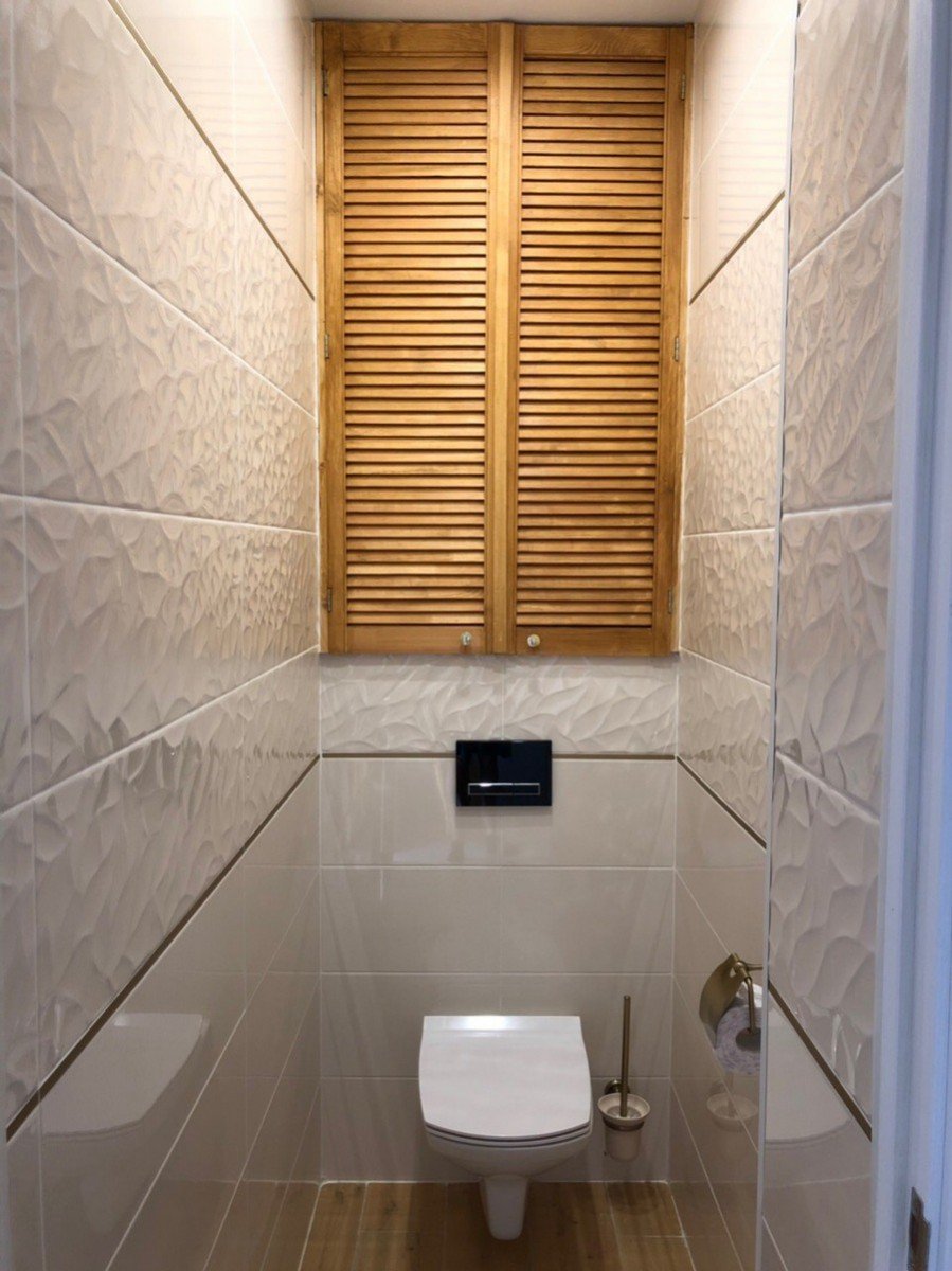 Маленький темный туалет