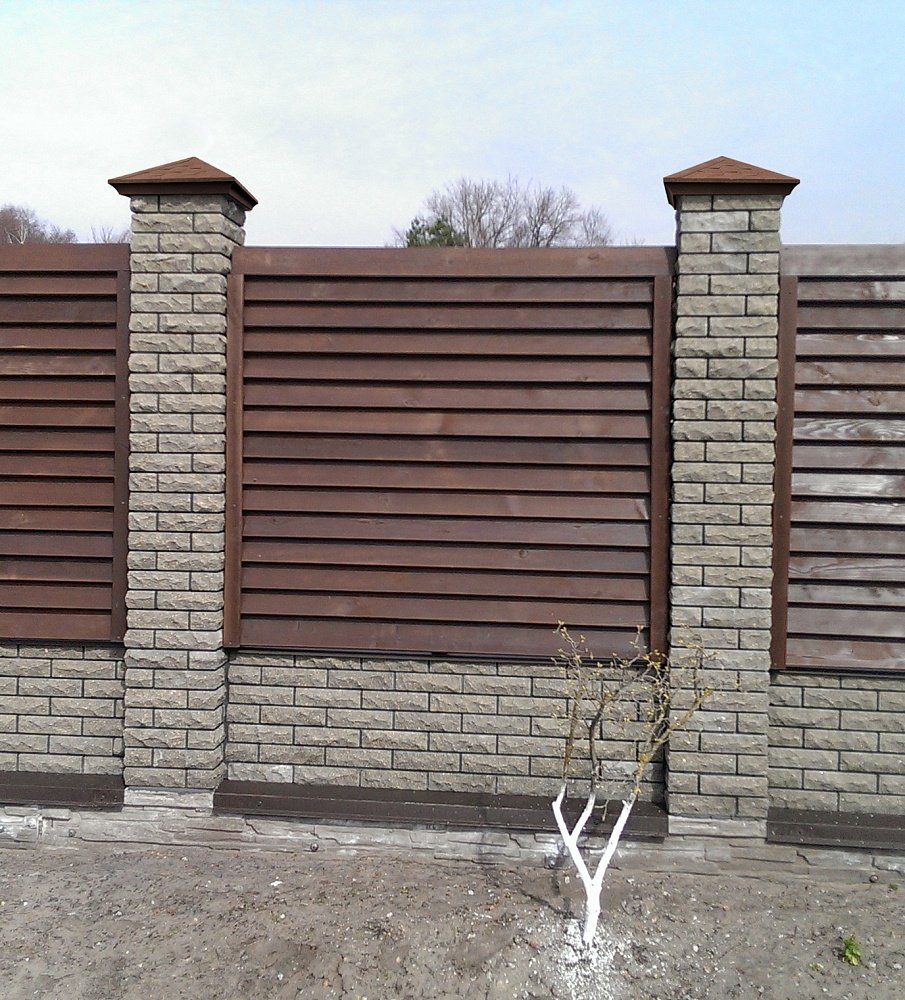 Забор с кирпичными столбами