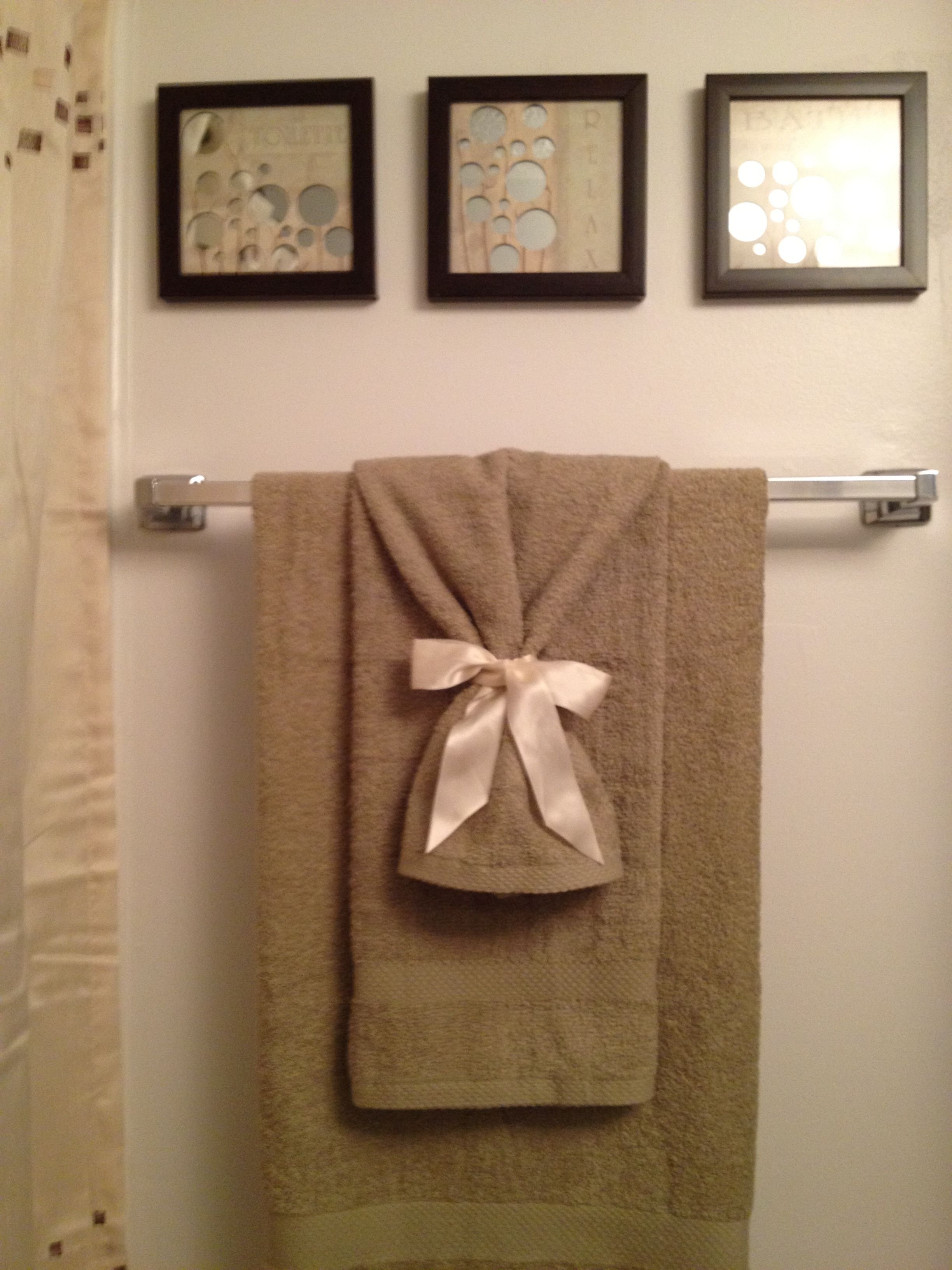 Высуши полотенце. Полотенца в ванной. Полотенца декор в ванной. Банные полотенца в интерьере. Полотенце в ванной в интерьере.