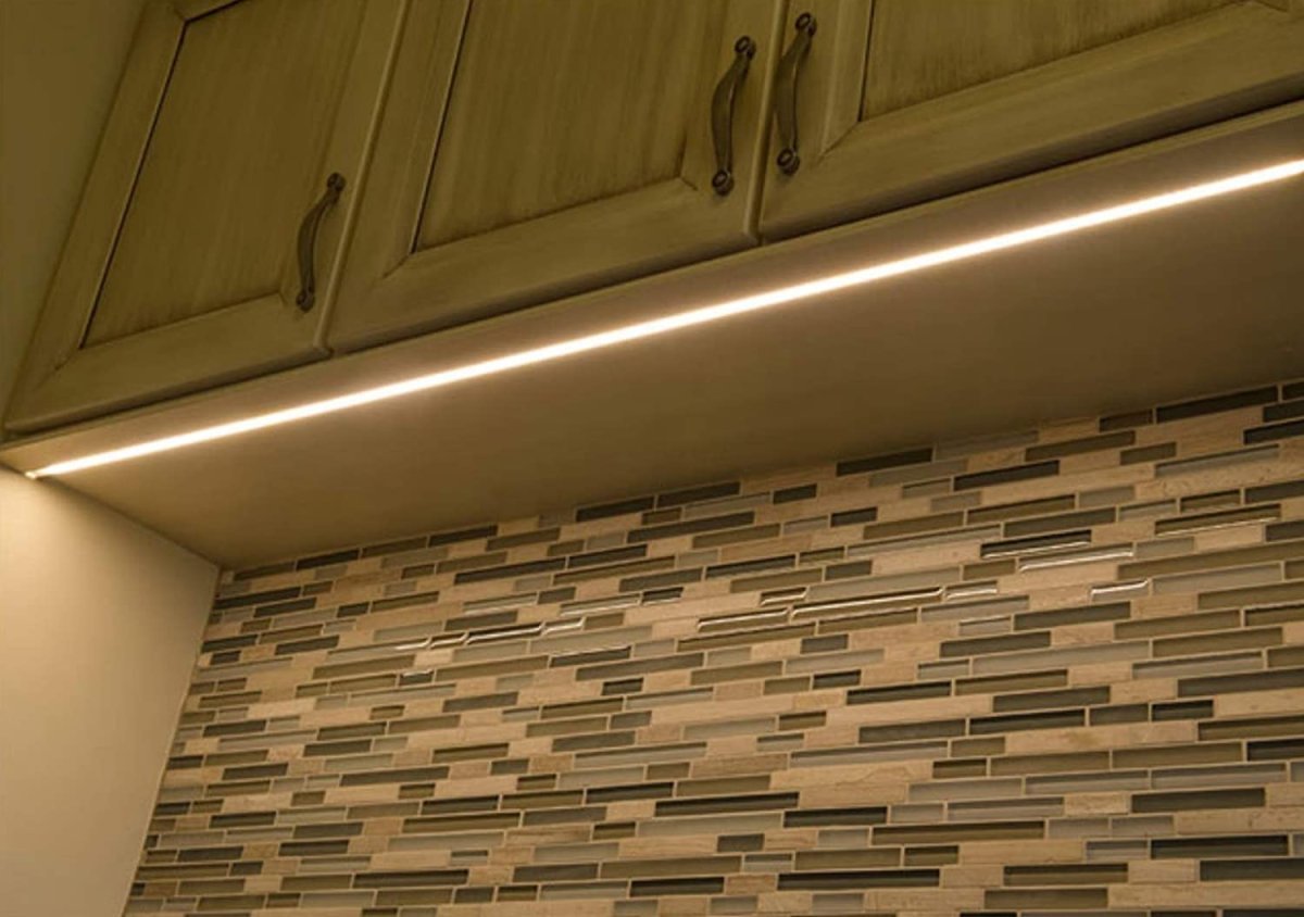 подсветка на кухне под шкафами светодиодами в профиле