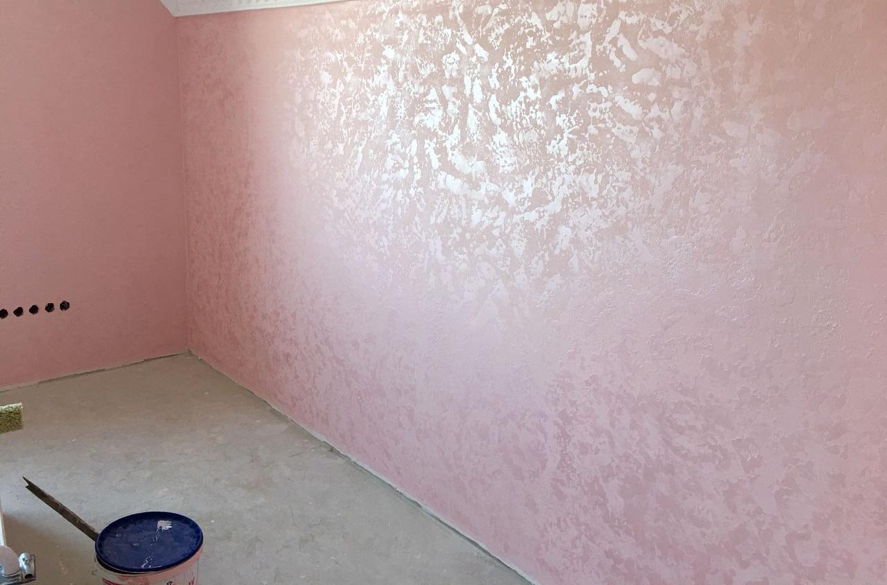Эффект перламутровой краски. Декоративная штукатурка перламутровая. Перламутровая краска для стен. Жемчужная краска для стен. Перламутровая декоративная краска для стен.