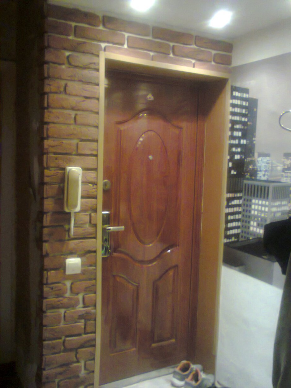 Декоративный кирпич у входной двери