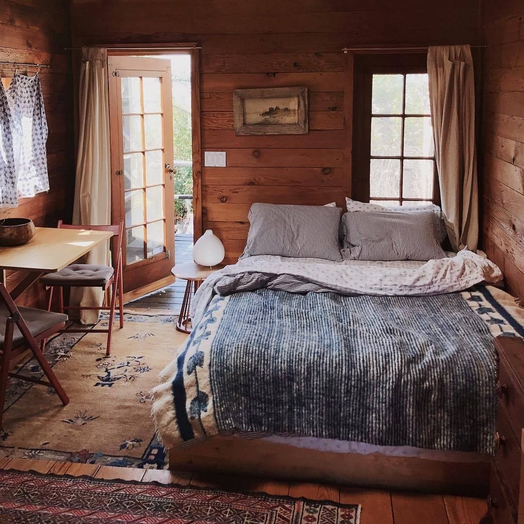 Как обустроить старую комнату. Спальня в деревенском доме. Спальня в деревенском стиле. Уютный деревянный домик внутри. Уютная спальня в деревенском стиле.
