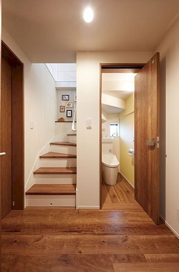 Туалет под лестницей в деревянном доме