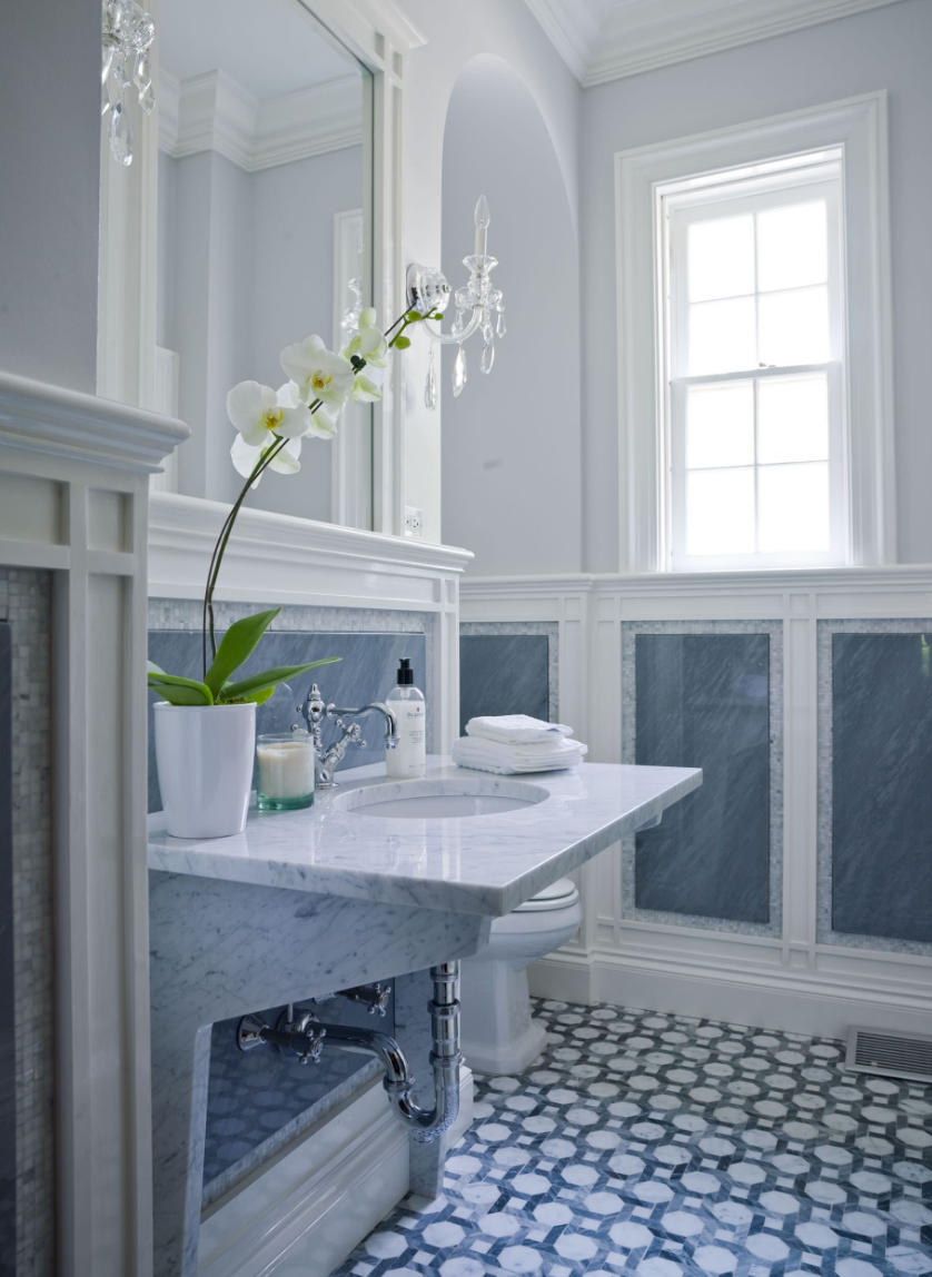 Белая ванная комната в средиземноморском стиле