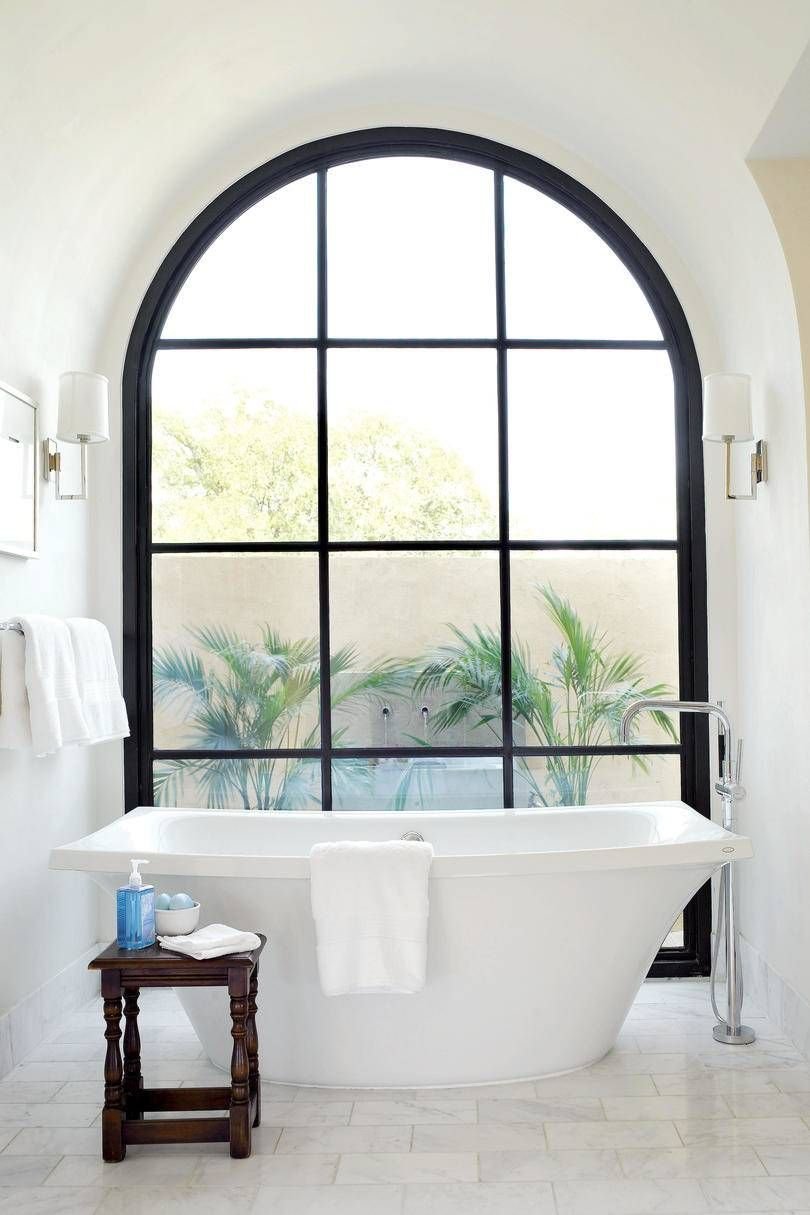 Декоративное окно в ванной