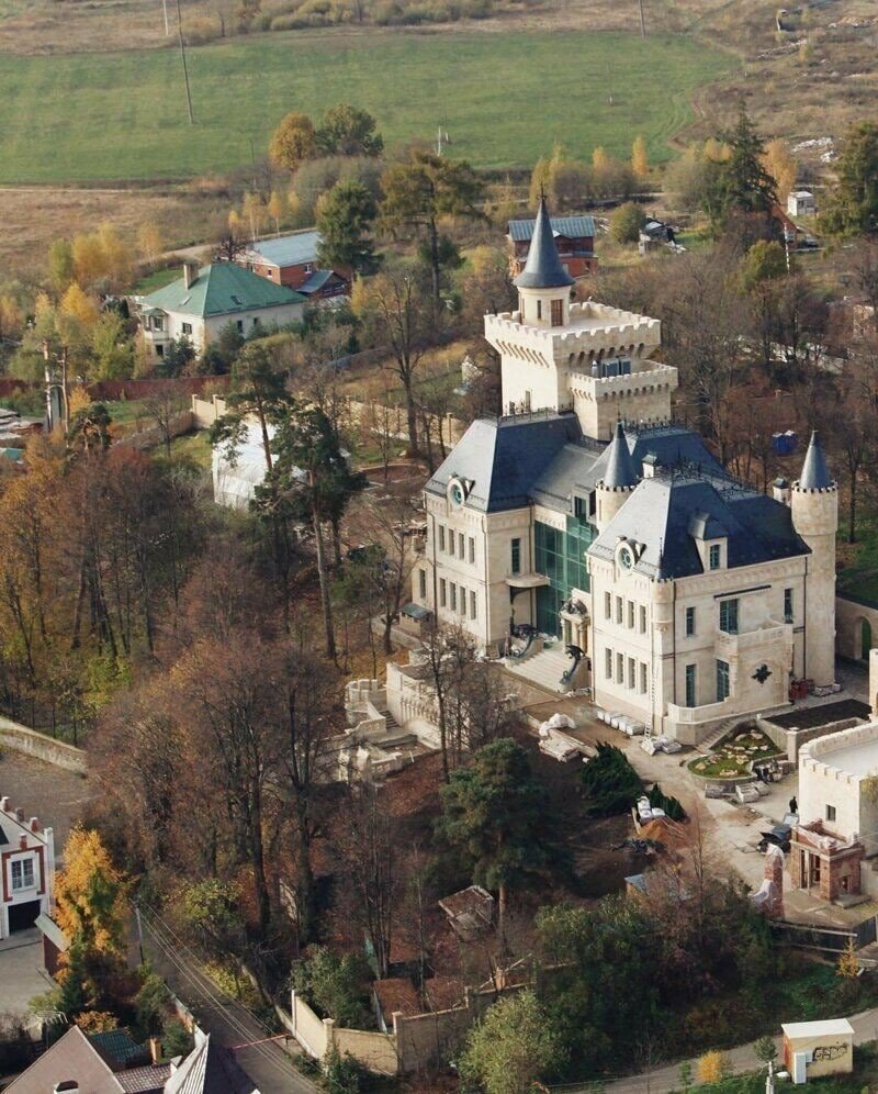 Замок Галкина и Пугачевой в деревне грязь