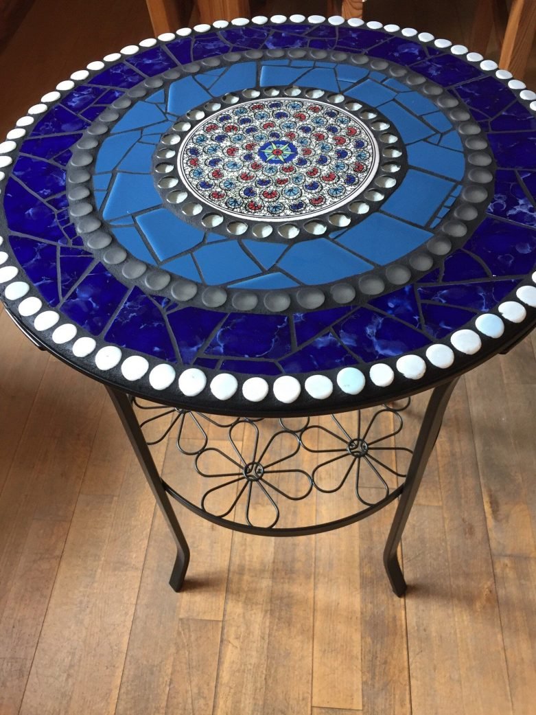 Стол декорированный мозаикой