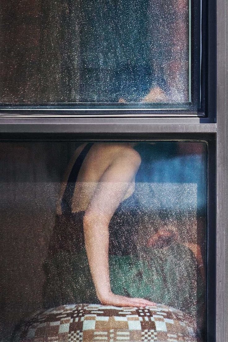 Девушка заглядывает в окно