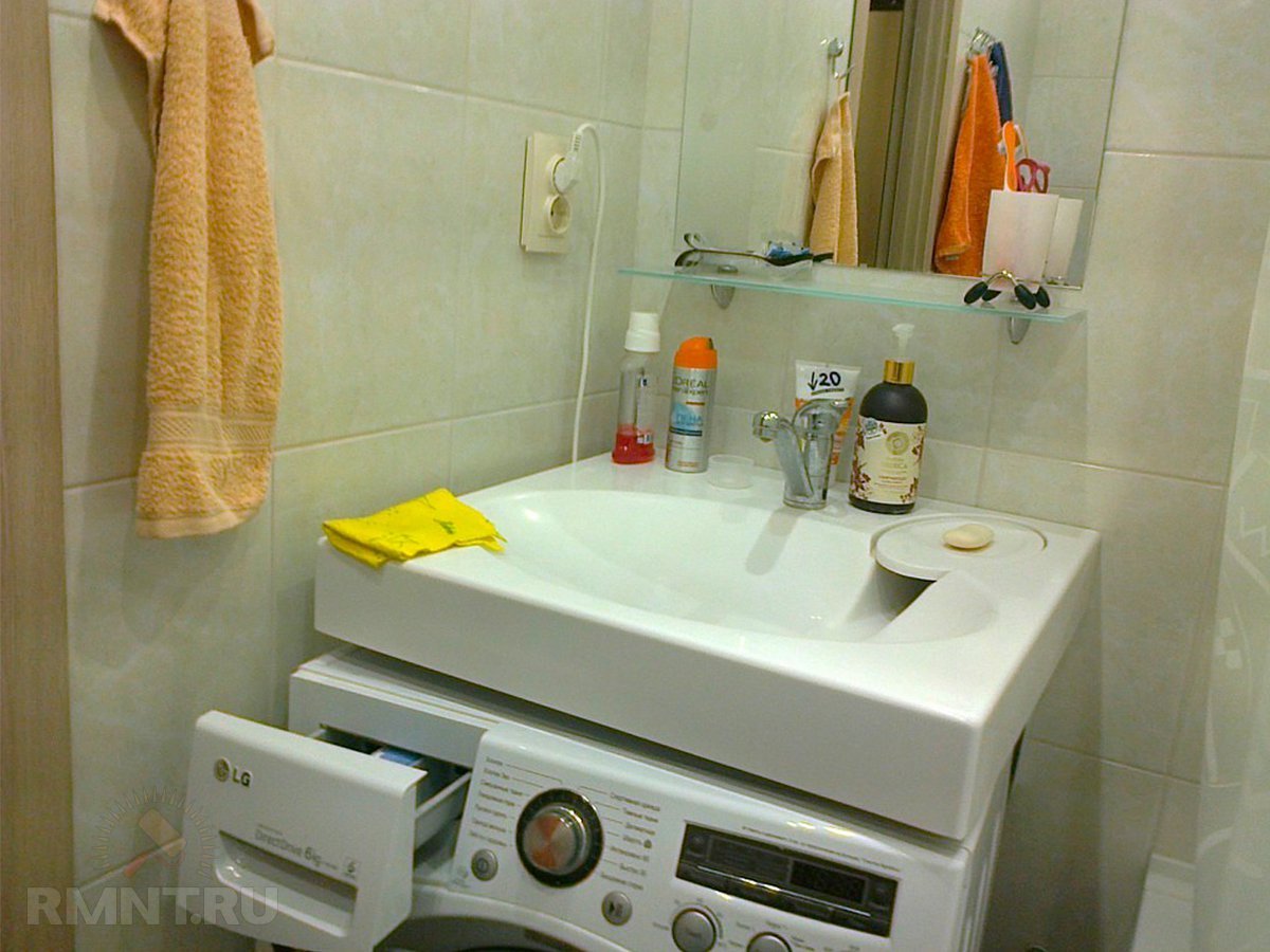 Делаем розетку в ванной. Розетка над раковиной в ванной. Ванная комната со стиральной машиной под раковиной. Розетки в маленькой ванной. Раковина в хрущевке в ванной.