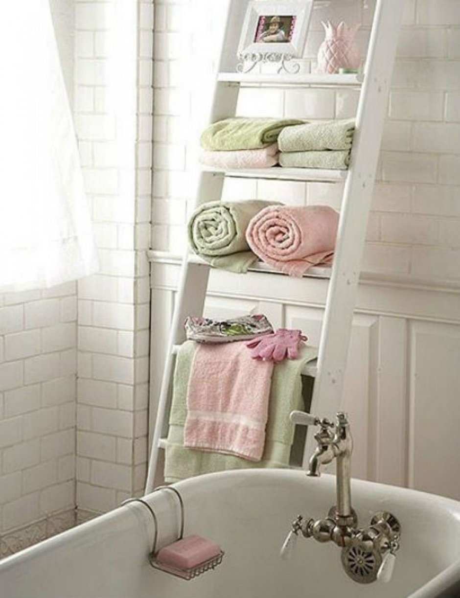 Полка для полотенец в ванную настенная