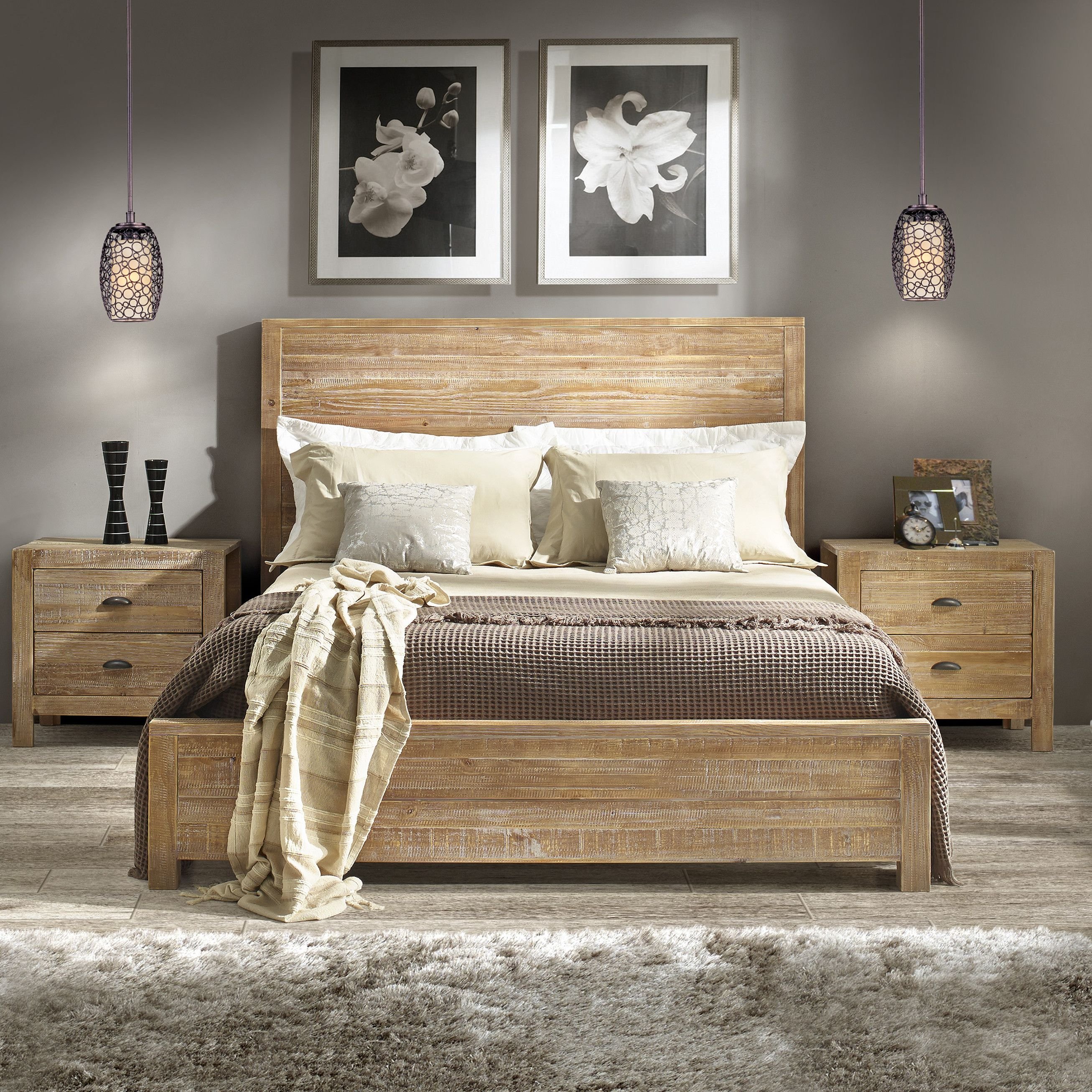 деревянная кровать в интерьере спальни