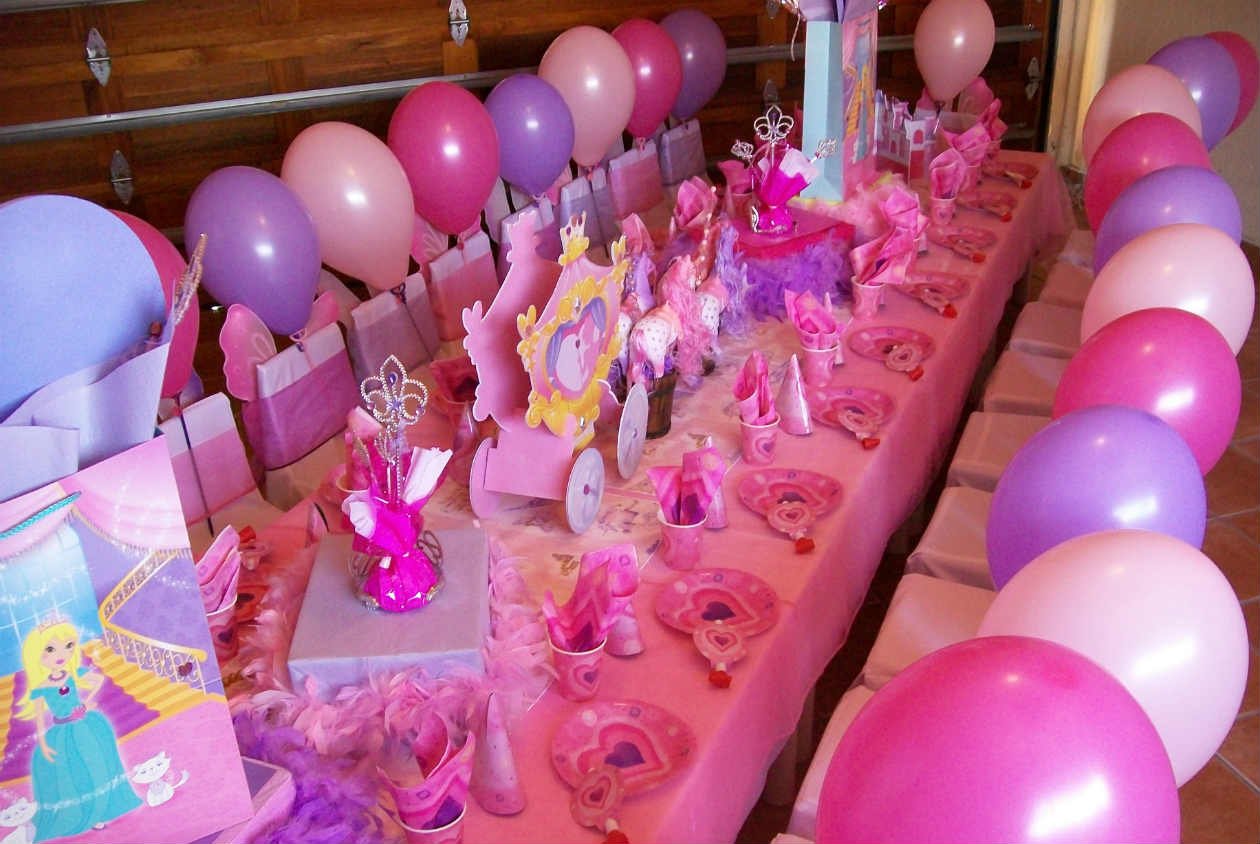 День рождения девочке отметить. Красивые столы на день рождения для девочек в стиле принцесс. День рождения в стиле принцессы шарики. Стол на детский день рождения Барби. Стол на детский выпускной праздник.