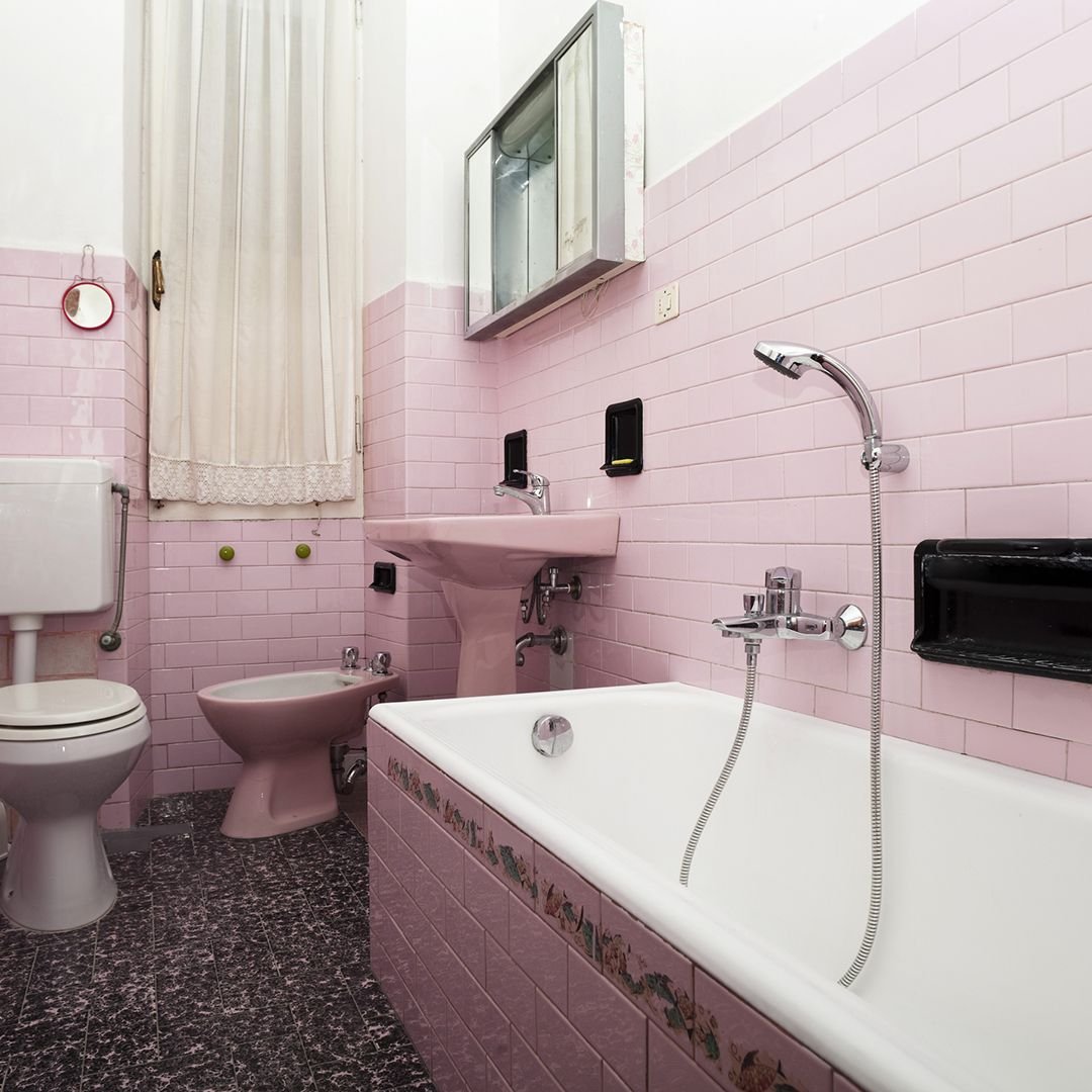 Как перекрасить плитку в ванне. Розовая ванная комната в хрущевке. Крашеная плитка в ванной. Покрасить плитку в ванной. Окрашенная ванная комната в хрущевке.